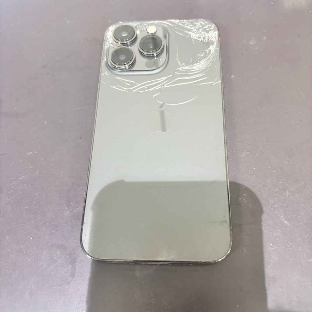 相楽郡 山城町よりiPhone13Pro｜背面割れを直すメリットとは？