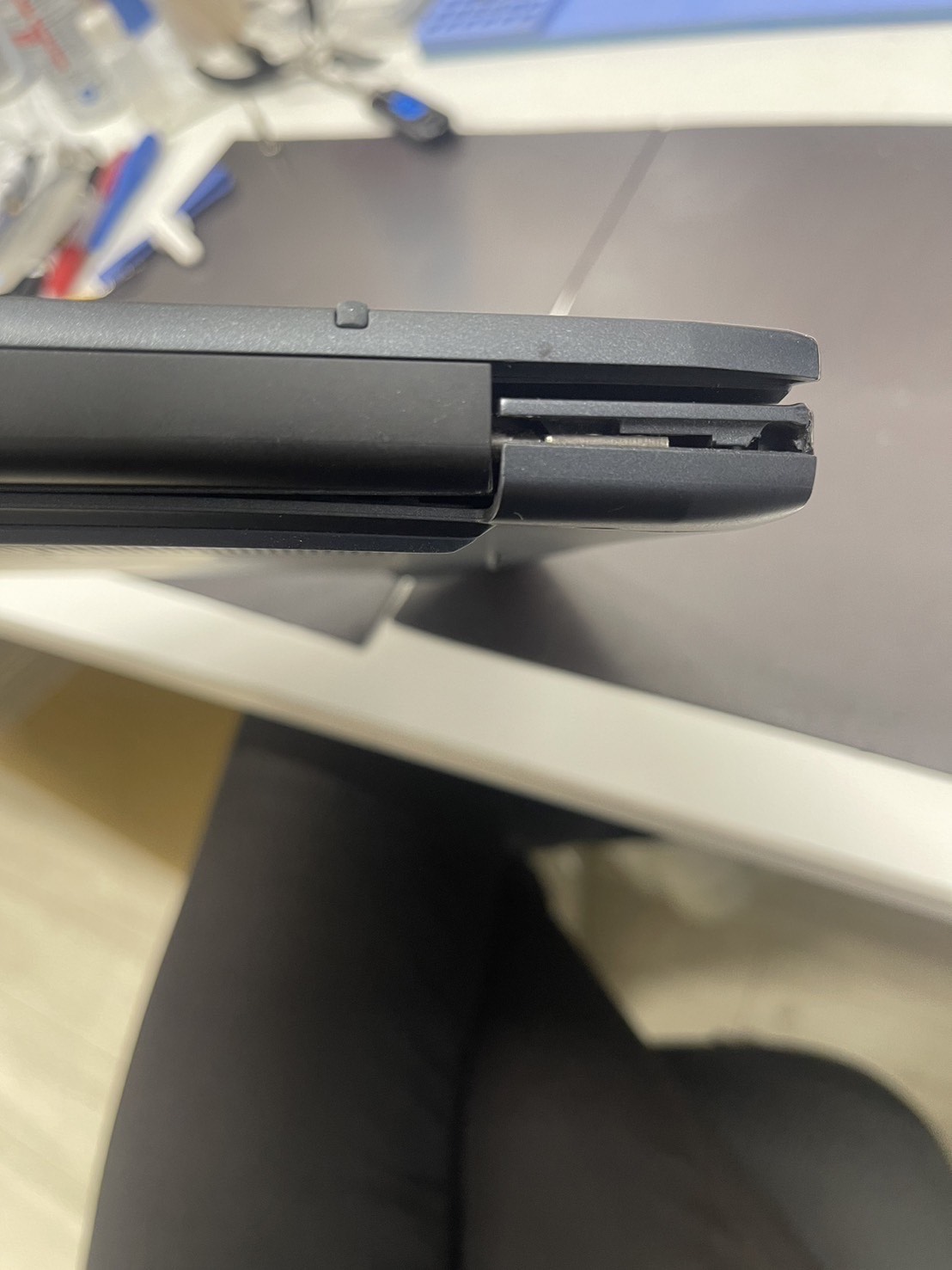 【奈良市 パソコン修理】ノートパソコンのフレームが浮く？
