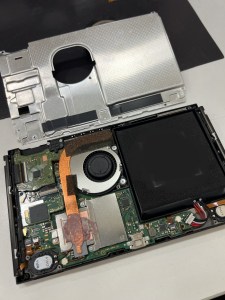Switchの中を開き内部クリーニングをしている様子。