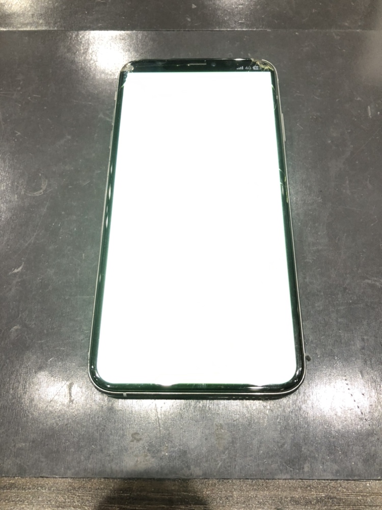 スマホ画面真っ白　iPhone11　画面交換修理　【菰野町菰野より】