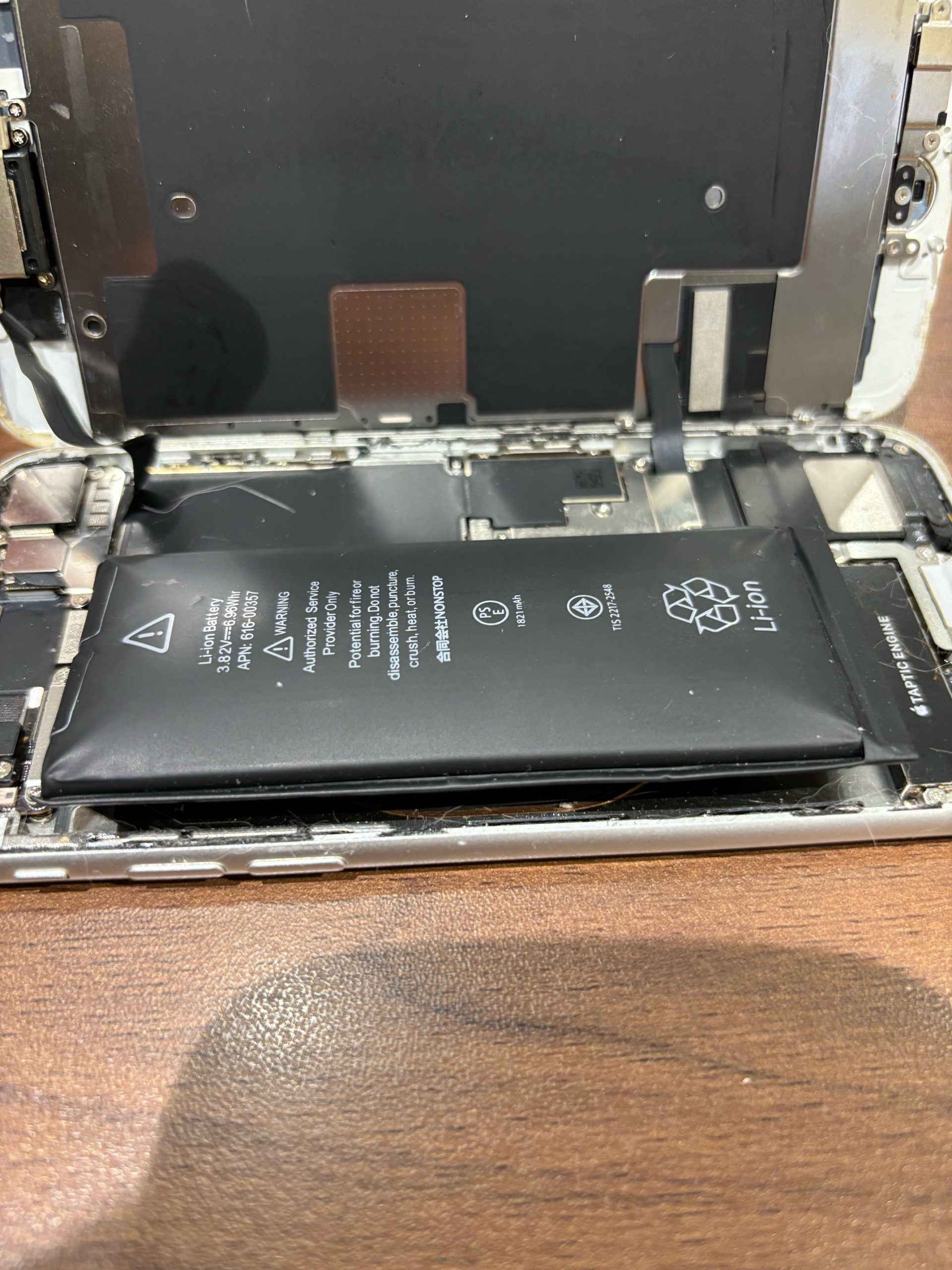iPhone8 膨張したバッテリー交換！【松阪市よりご来店】