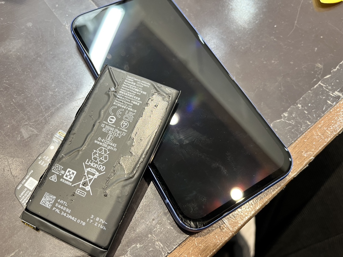 【エキスポシティ店】Pixel８a画面とバッテリー交換修理について【池田市からご来店】