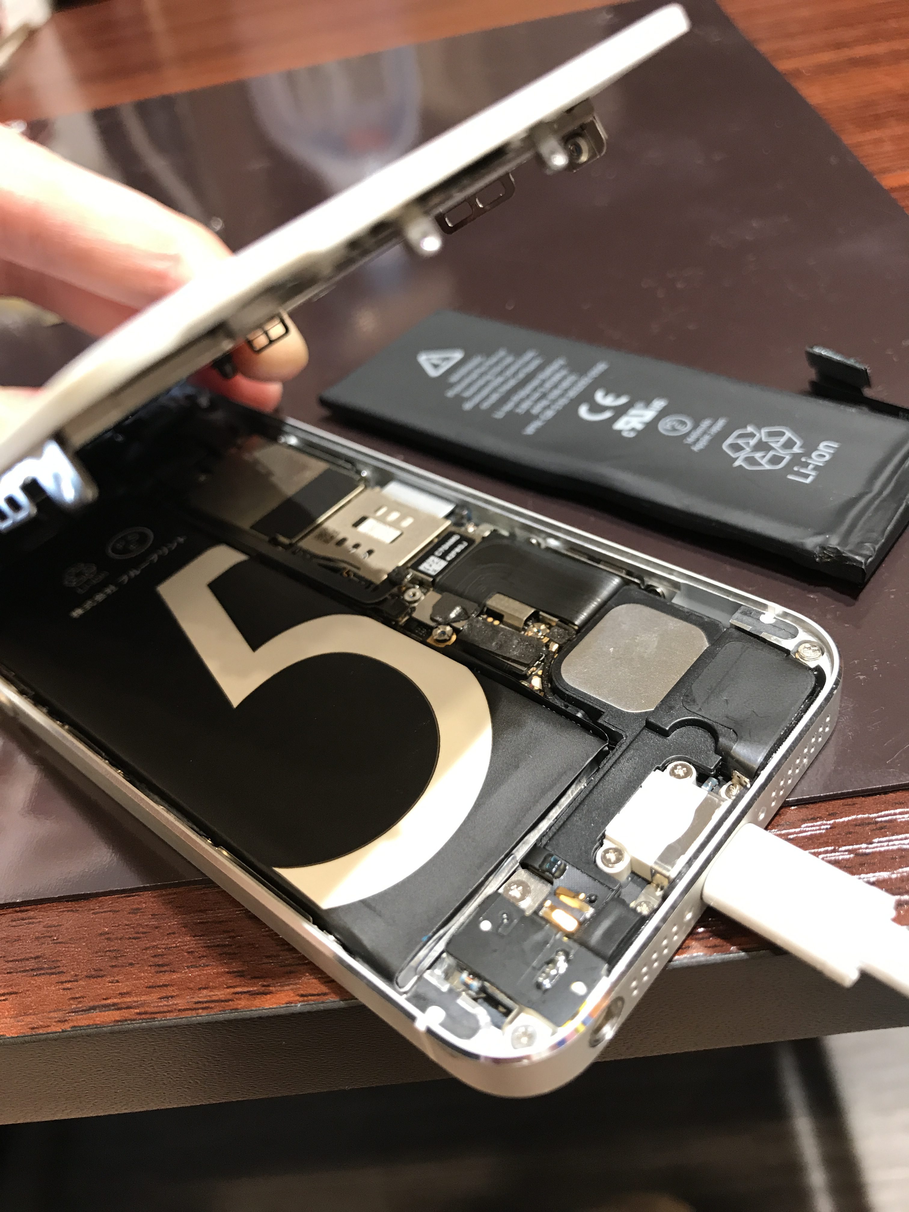 長年利用しているiPhone5の電池寿命も元通り！【地域最安値＆最短15分】伊丹市よりお越しのお客様☆彡
