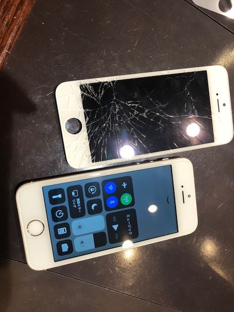 iPhoneSEの画面が大破損！まだ使えたとしても割れたガラスは身体にも危険ですし、中を傷つけてしまうとデータにも危険が及ぶので交換はお早めに！＞＜「尼崎市よりお越しのお客様」