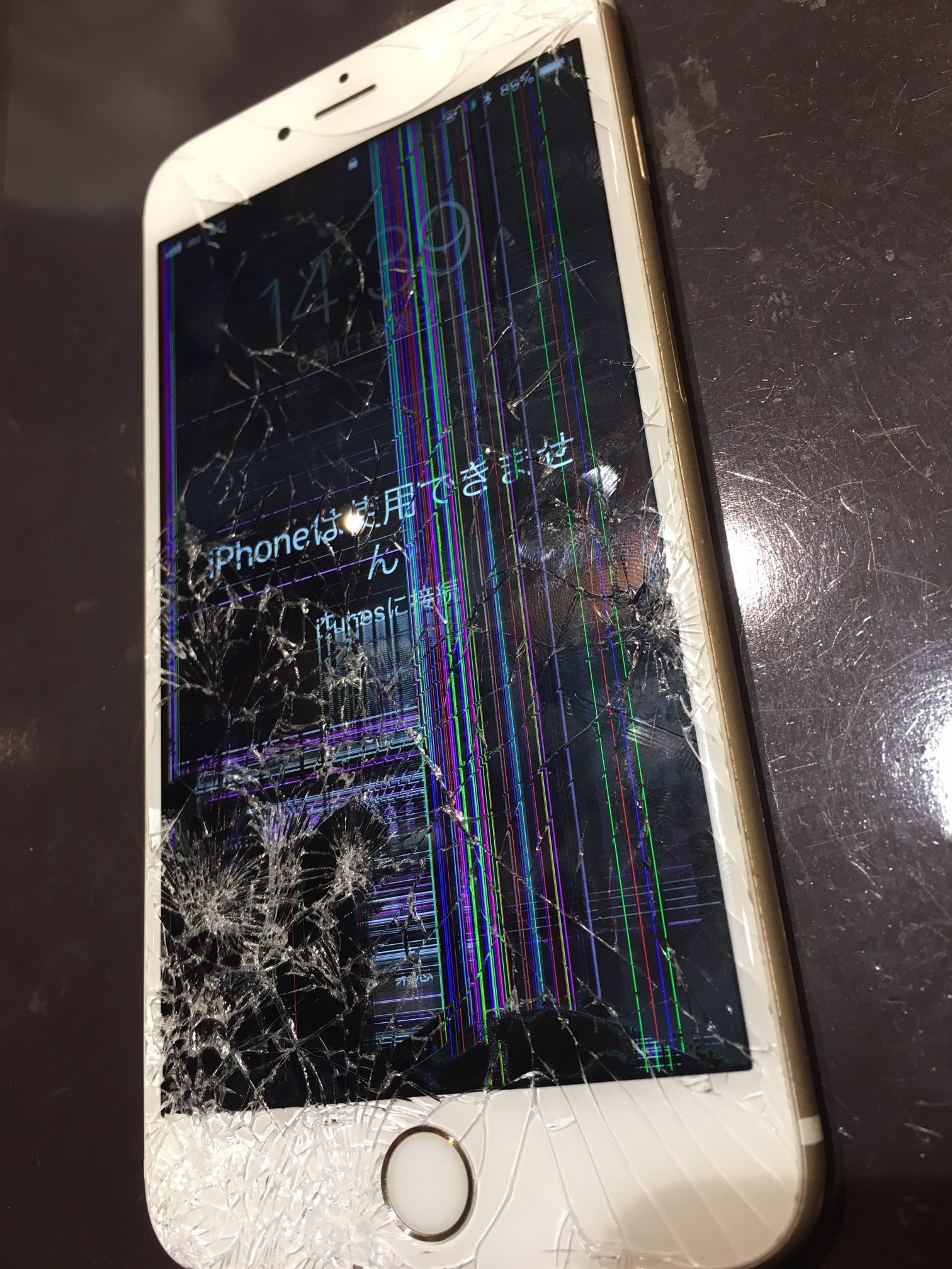 あっ！iPhoneが！落としてしまった拍子に画面がバキバキに！タッチも効かないし、なにか書いてある(; ･`д･´)やばい！　[尼崎市からお越しのお客様]