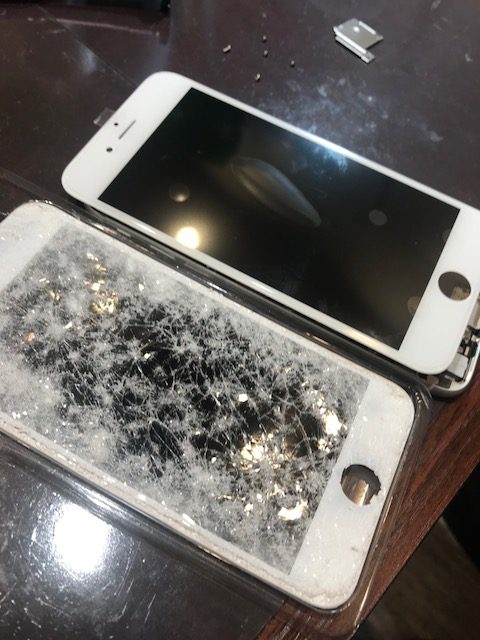 画面バキバキの状態でも綺麗に原状復帰！また使えます、そのアイフォン《伊丹市からお越しのお客様》