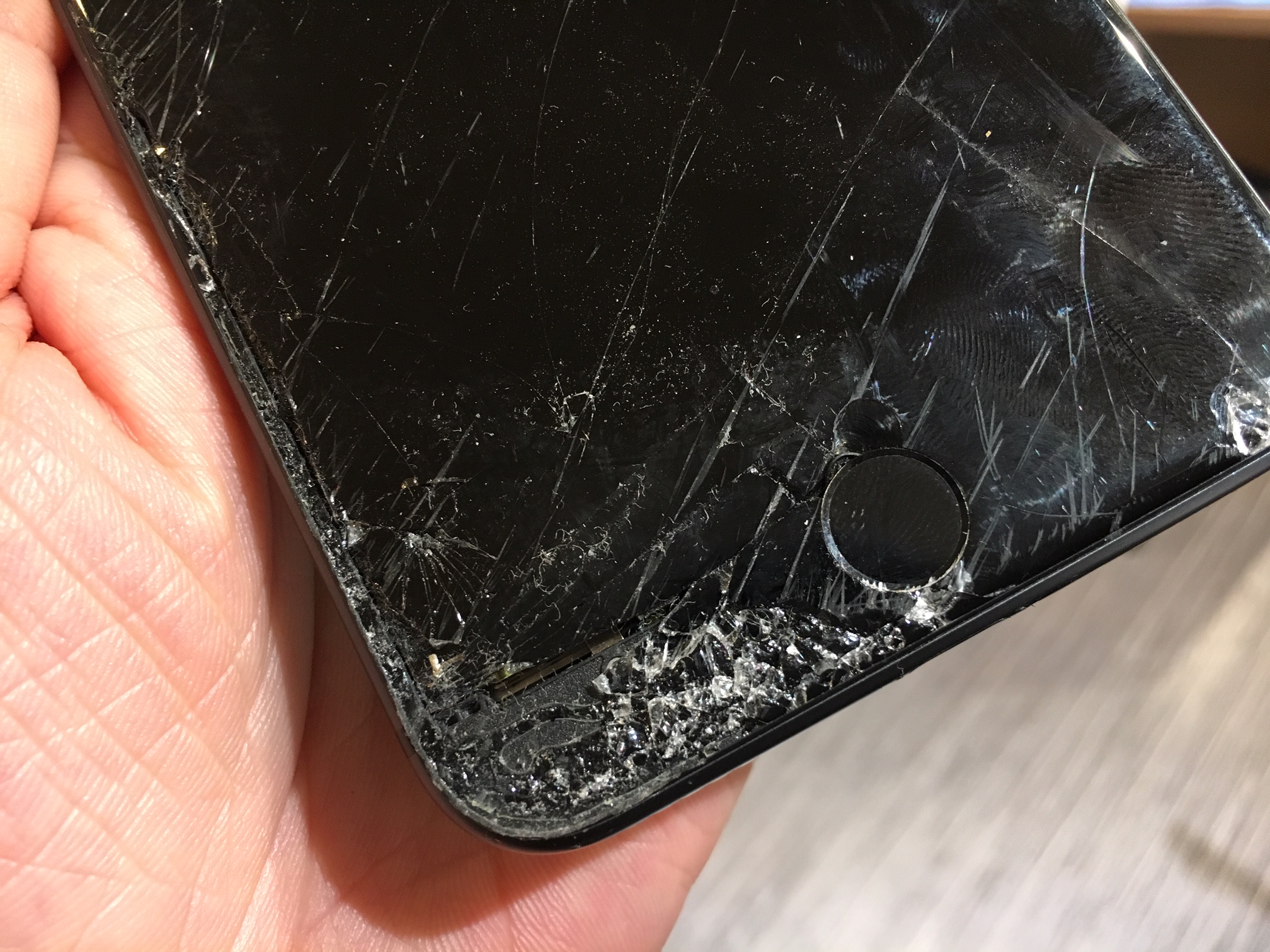 iPhone8の画面割れ。iphone修理尼崎、伊丹、スマートクール