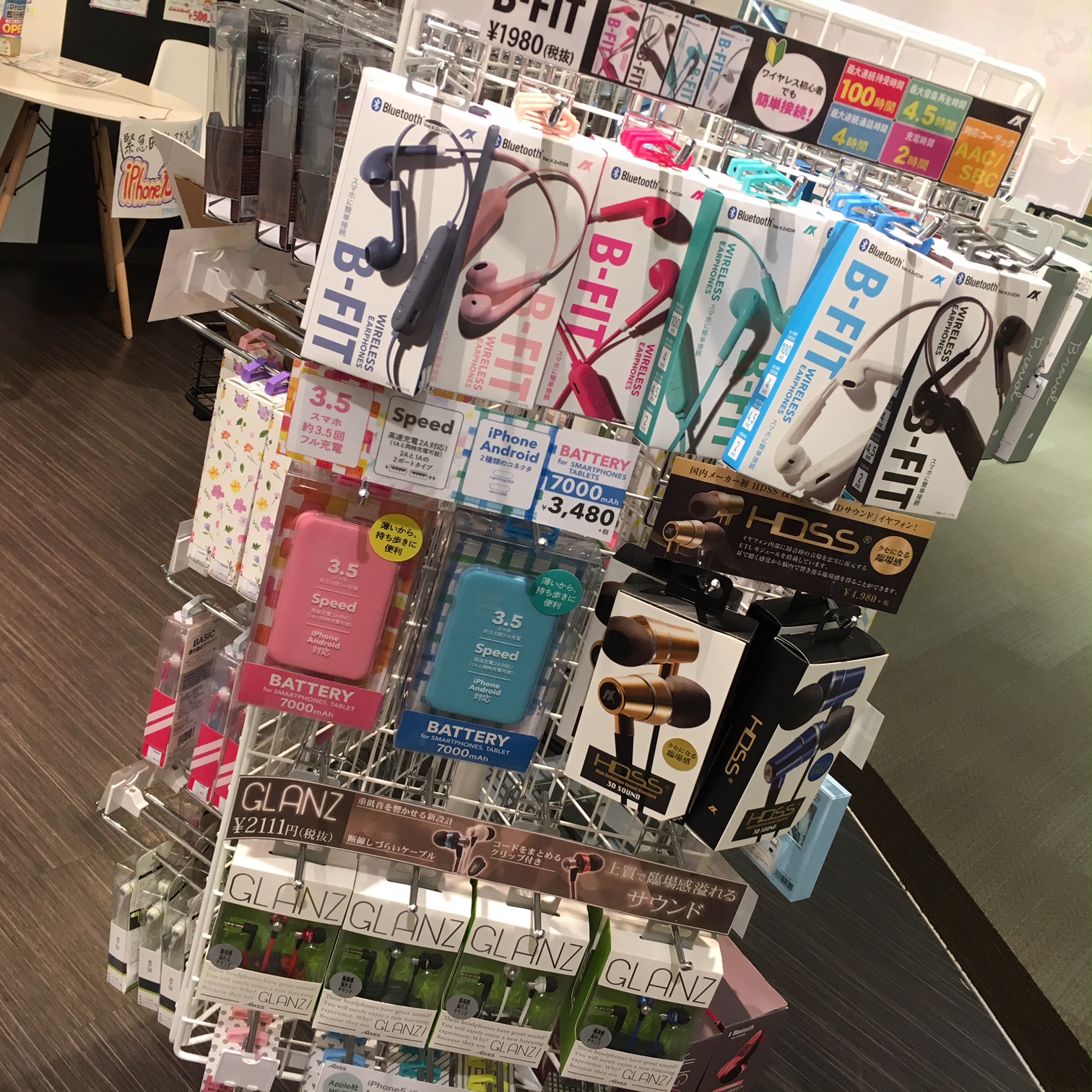 IPHONE用Bluetoothワイヤレスイヤホンなど入荷！お試しできます☆彡　伊丹・尼崎・川西のiPhone修理専門店スマートクール