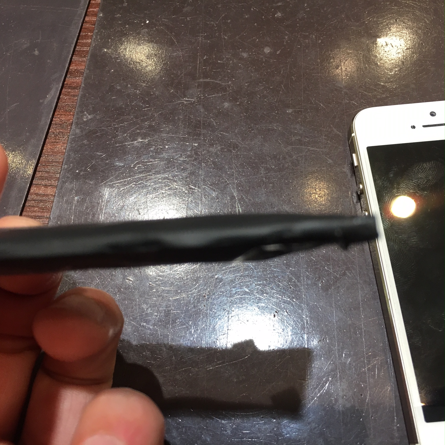 iPhone5s　バッテリーが膨れて画面を押し上げてしまいました(-_-;)電池交換で画面も復活。メンテナンスはお早めに。尼崎のiPhone修理専門店スマートクール。