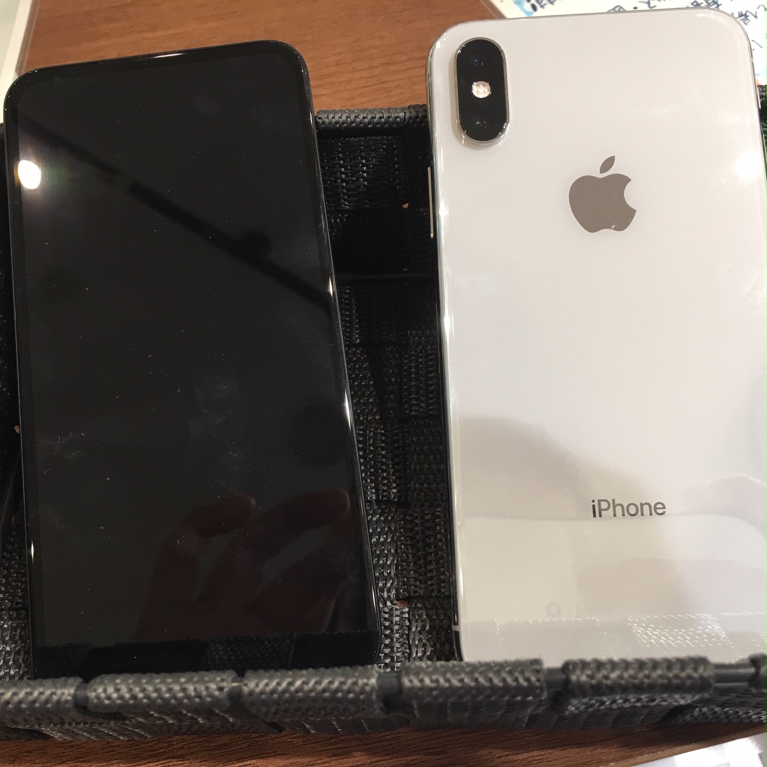 iPhoneXS　落としてしまい、割れていないけど画面が点かず。。。バックアップもアップルケアもなしorz、スマートクールでちゃんと修理できます！