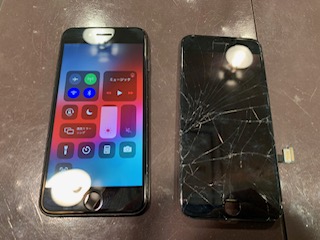 画面がバキバキ！　iPhone８　尼崎からご来店