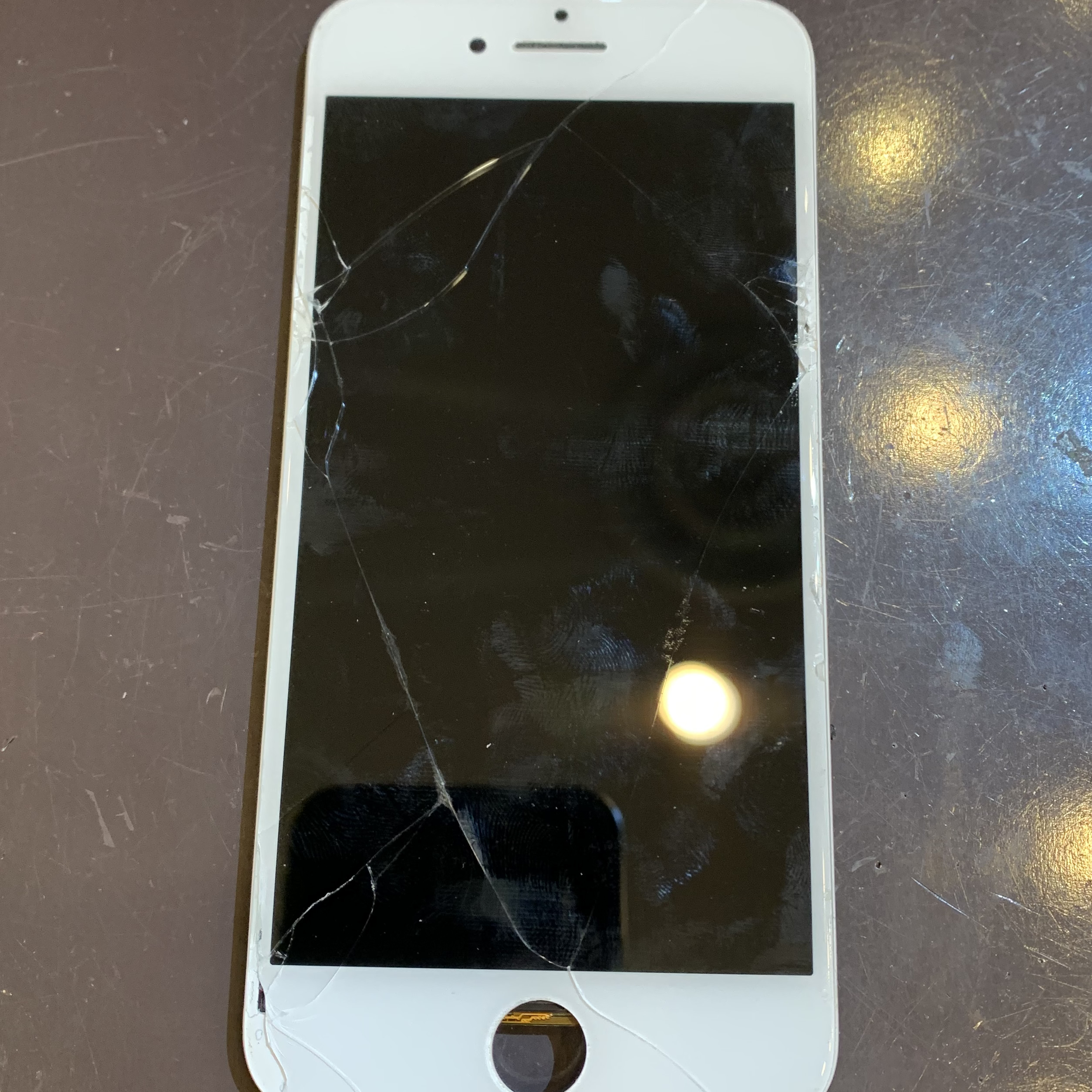 【iPhone８画面修理】川西−画面暴走寸前！！割れただけで起こる危険な症状！ヒ