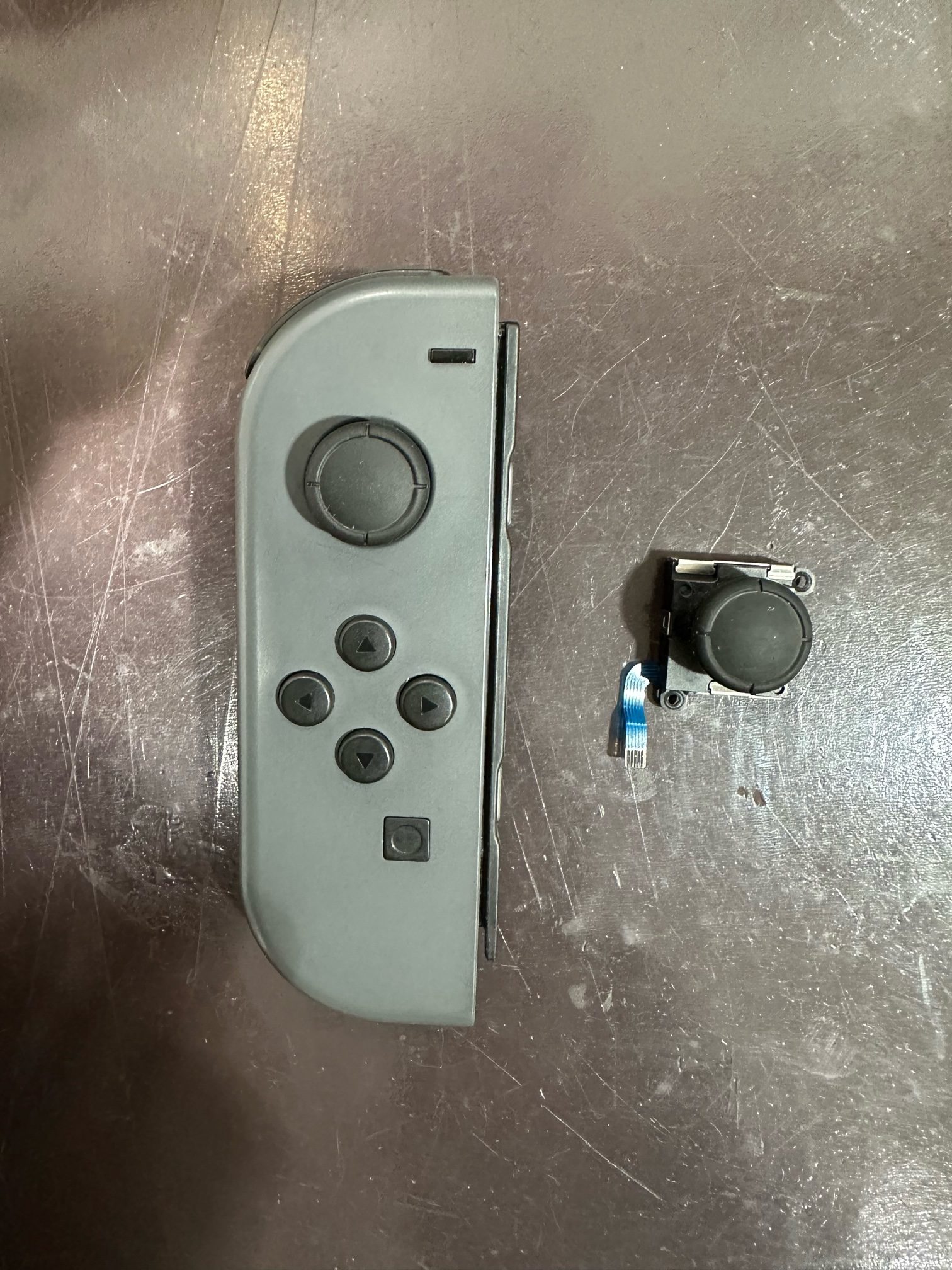 【Switch Joy-Con修理】Joy-Conの修理もお任せ下さい!スティック交換であれば、最短15分でご返却可能です。