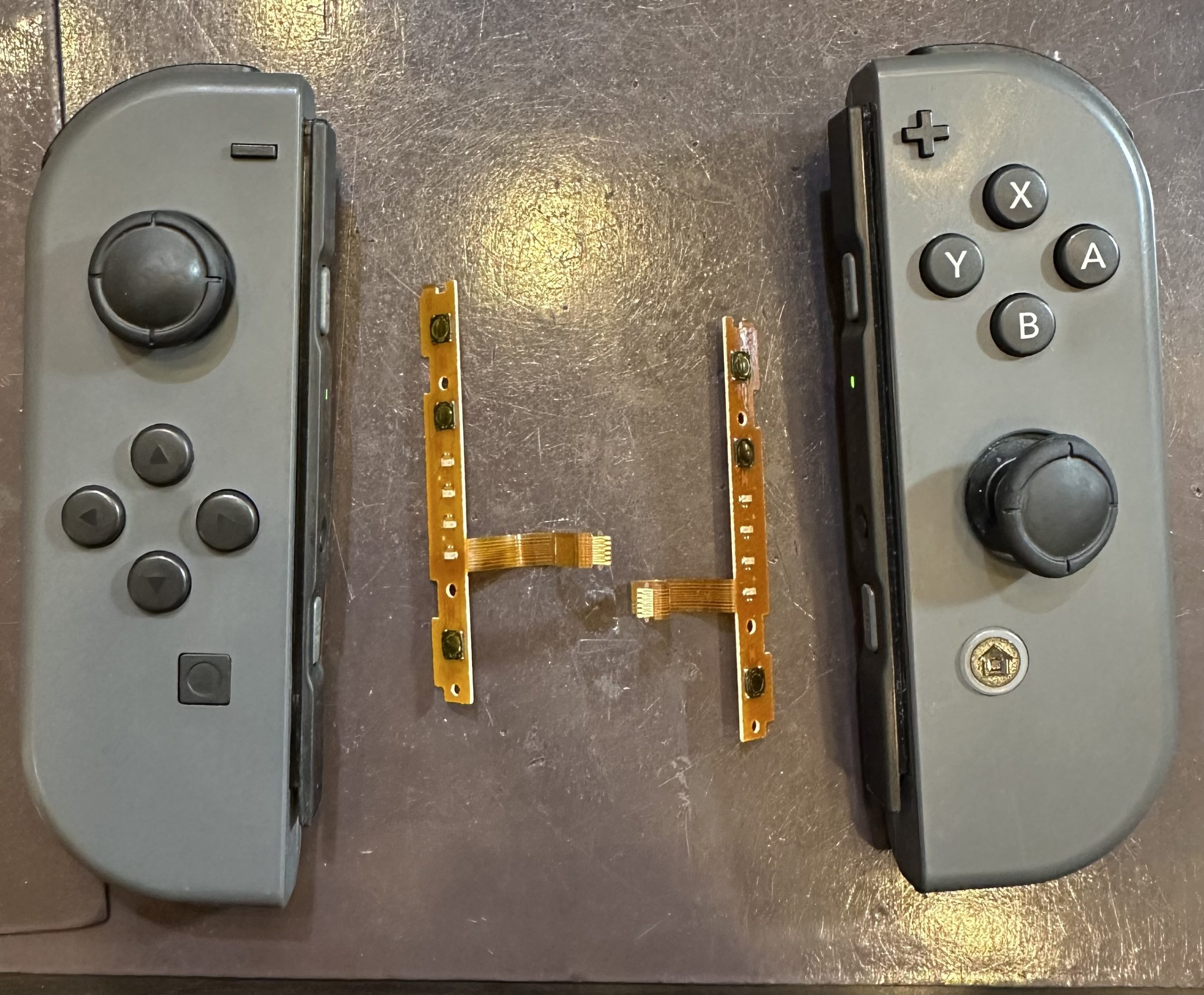 SwitchジョイコンSLSRボタン修理 尼崎からお越しのお客様