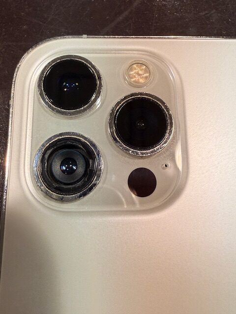 【イオンモール伊丹店】iPhone13Pro リアカメラレンズ割れ 宝塚市よりお越しのお客様