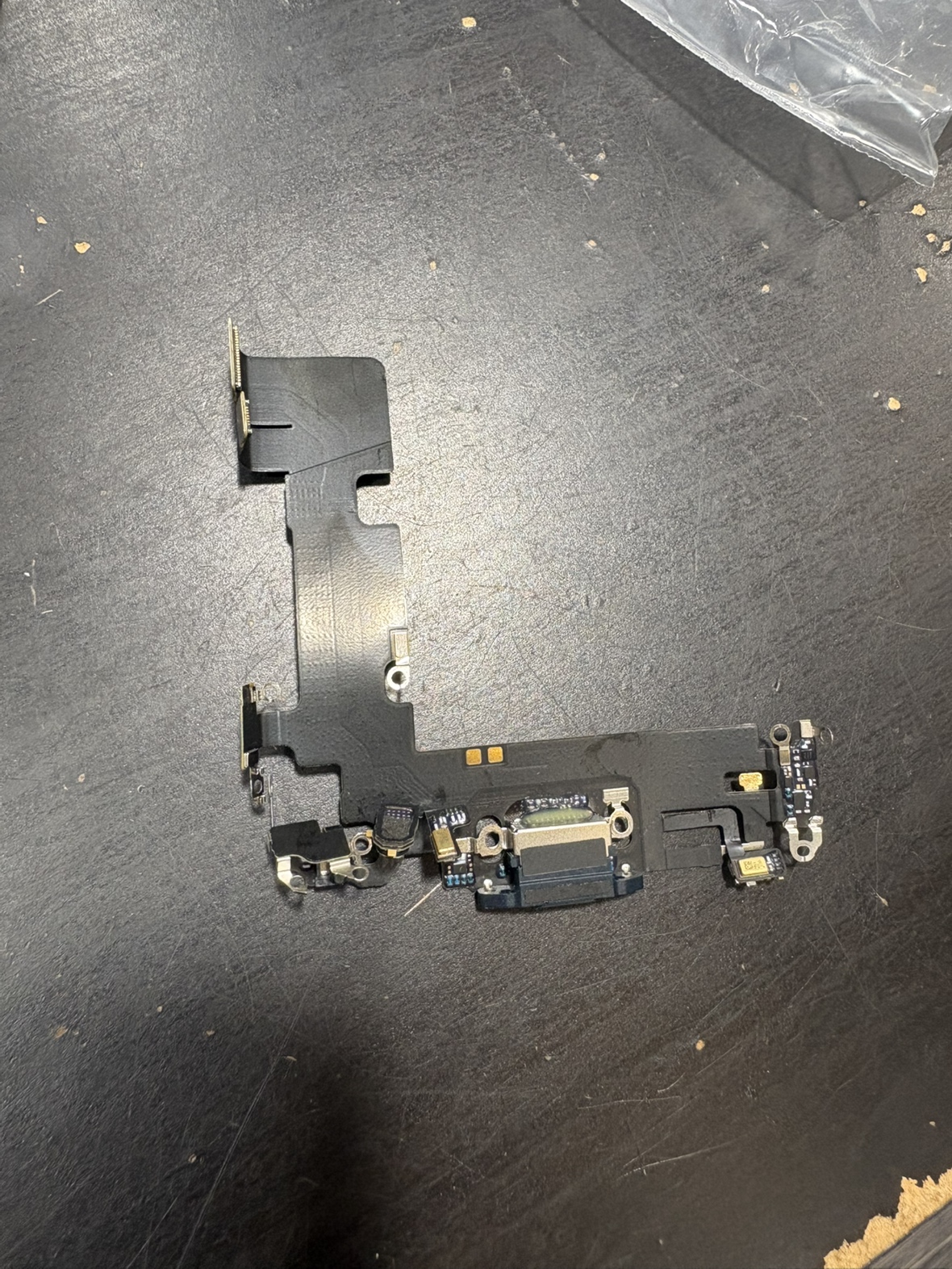 【イオンモール伊丹店】iPhone13 ドックコネクタ交換 【川西市よりお越しのお客様】