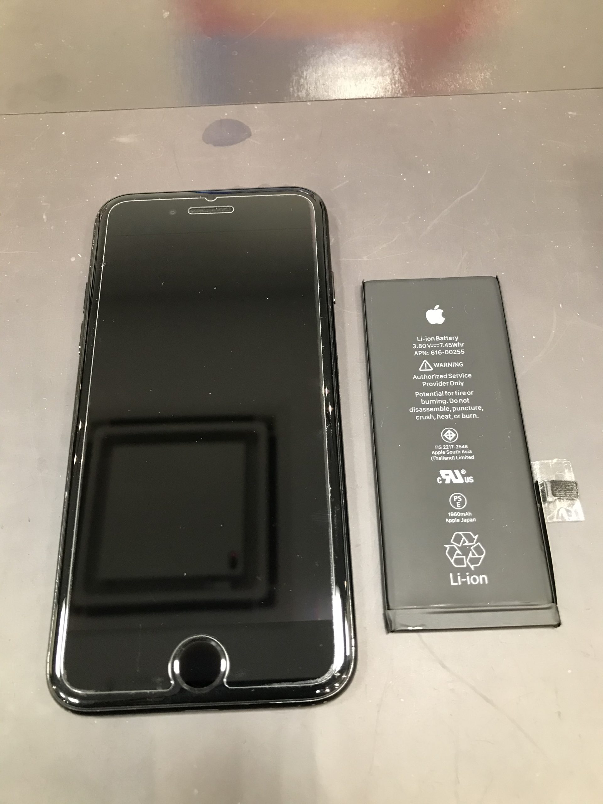 iPhone7のバッテリーとフィルム交換を行いました！