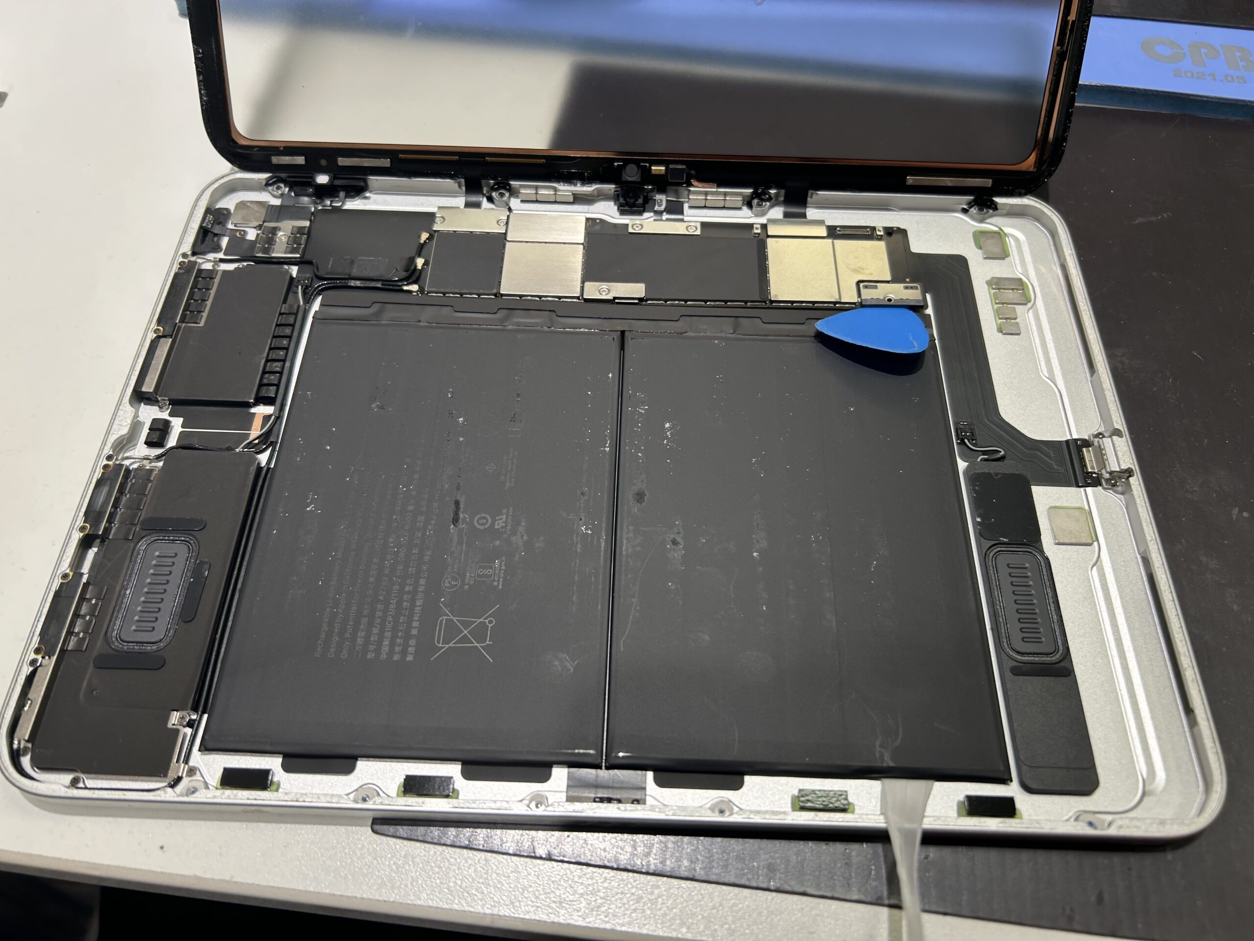 大阪市旭区よりiPad 第10世代のバッテリー交換！充電器を抜くと起動
