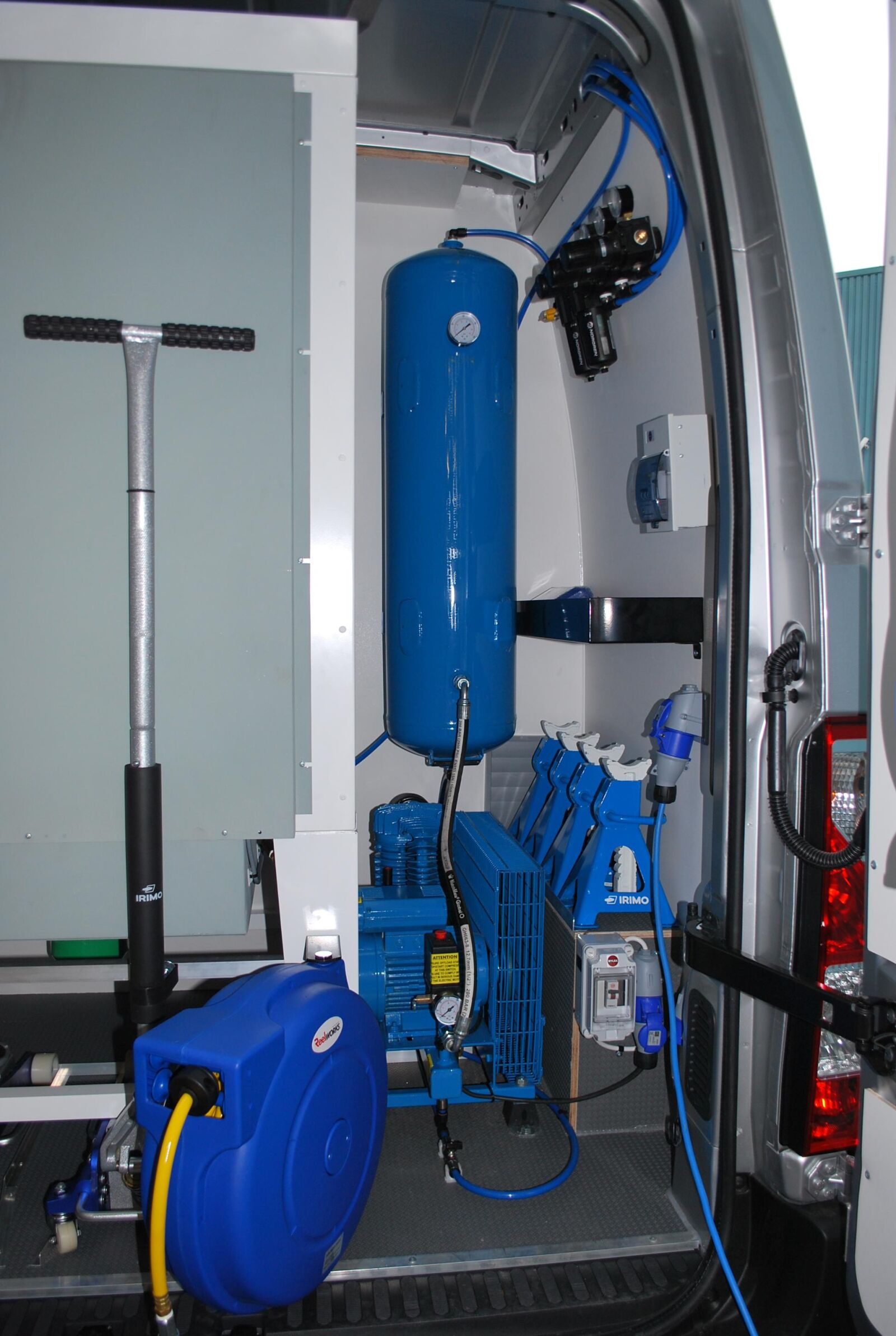 Smartvan Mobile Compressor Installations Smartfix - Ultra HD Dark Picture - Ultra HD