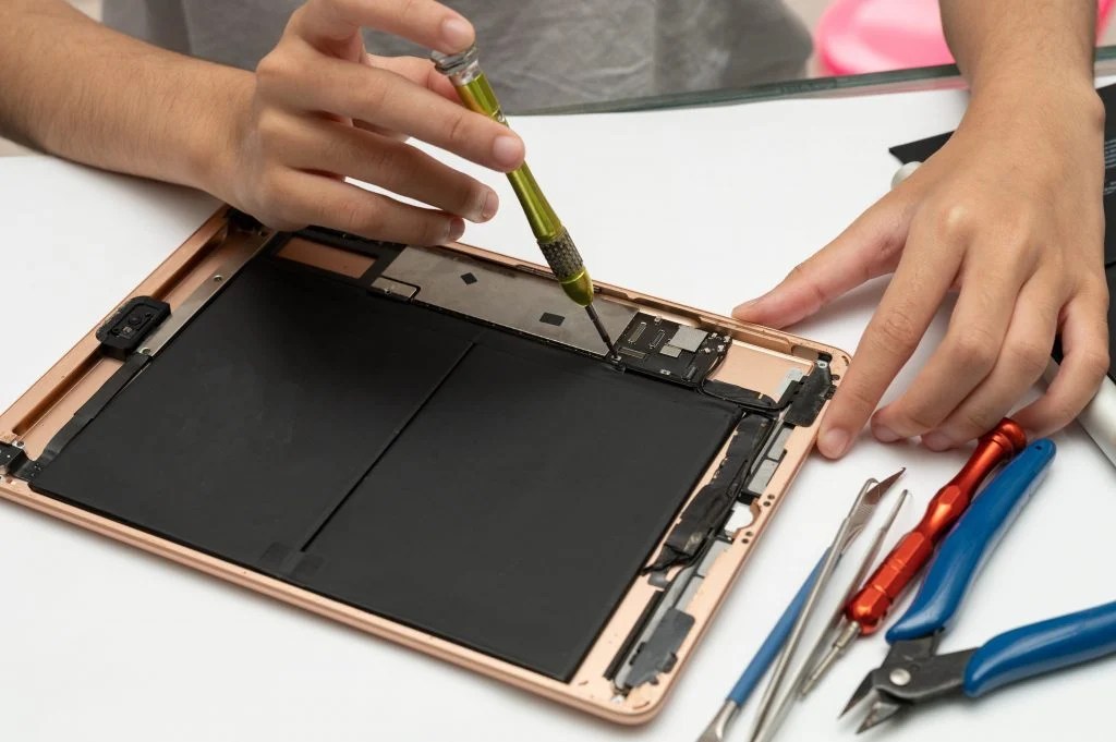 A technician quickly and reliably repairing an iPad