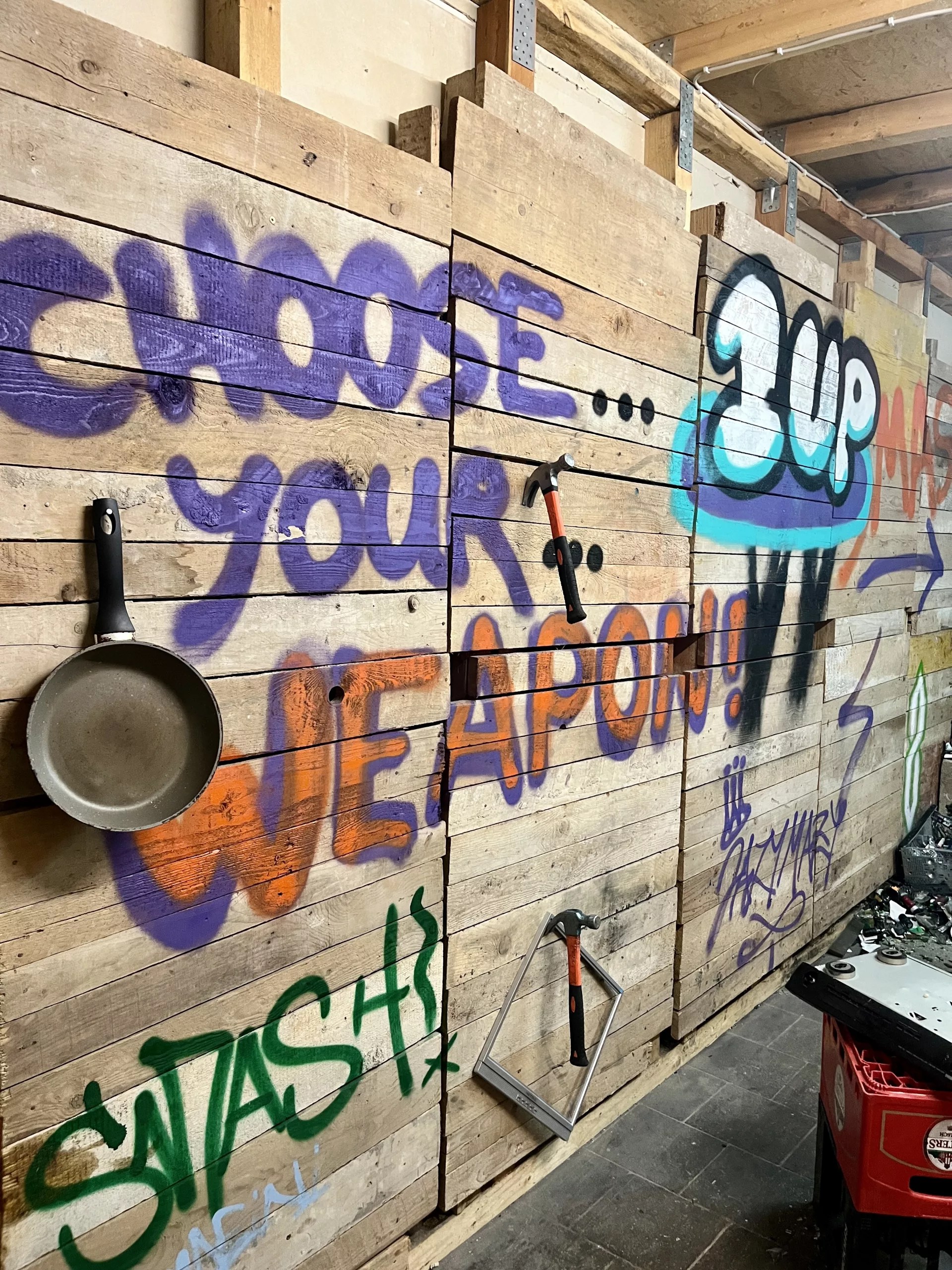 Linke Wand mit Graffiti im Classic-Smash Raum