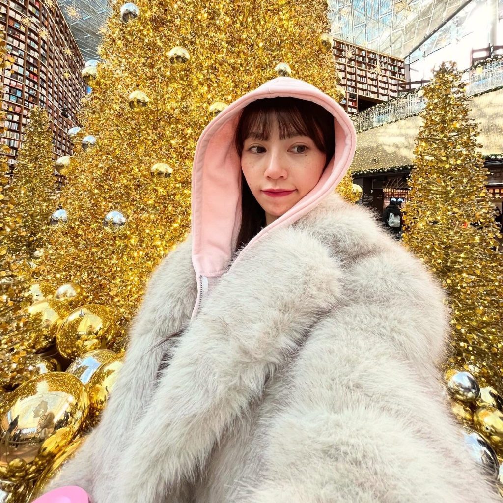 クリスマスツリーの前で写真を撮るりなぴっぴ