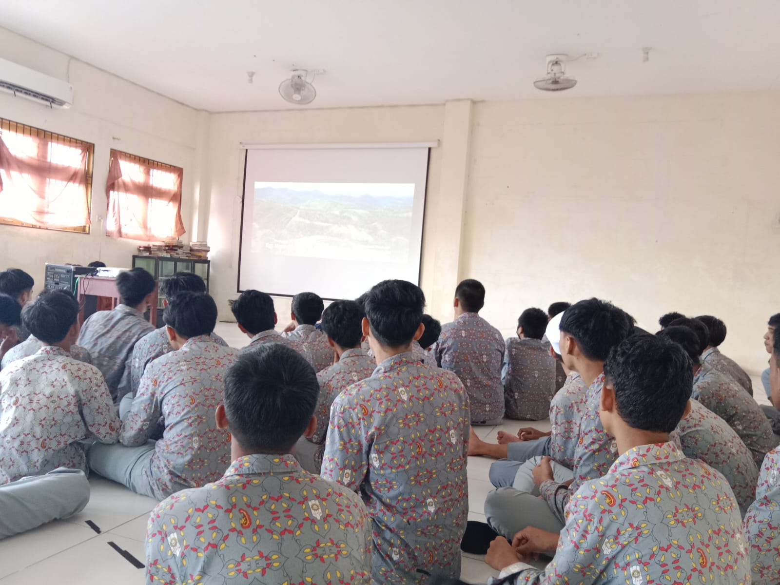 Read more about the article Edukatif ! Tanamkan Kecintaan Sejarah Banjar Dan Anti Narkoba, SMK Muhammadiyah 2 Banjarmasin Nobar Film “Sejarah Perang Banjar & Bahaya NAPZA”
