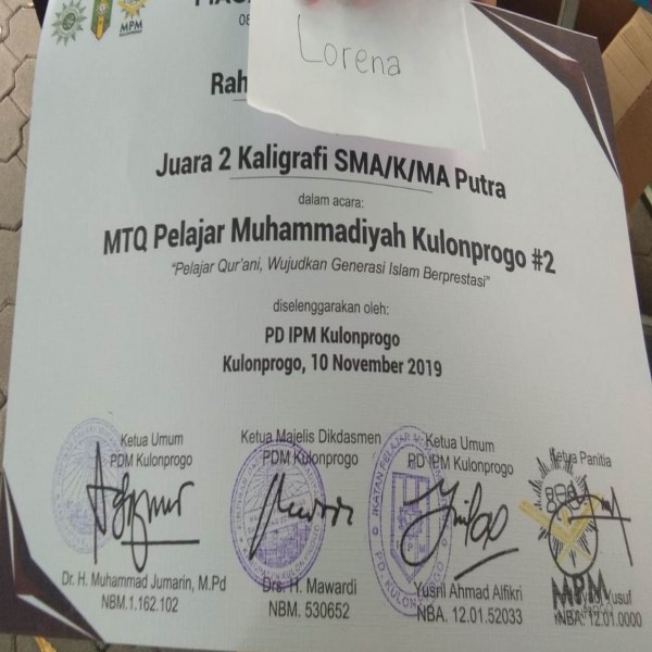 Jujur ini adalah kali pertama saya mengikutin ajang perlombaan kaligrafi kontemporer yang mewakili sekolah pada tingkat nasional, jadi tentu . Juara Dua Lomba Kaligrafi Smk Muhammadiyah 2 Wates