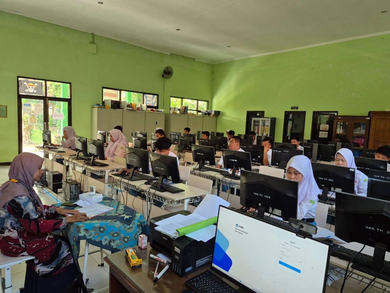 Pelaksanaan UtamaTes Kemampuan Akademik (TKA) 2025 Hari Pertama di SMKN 1 Trowulan Berjalan Tertib dan Lancar