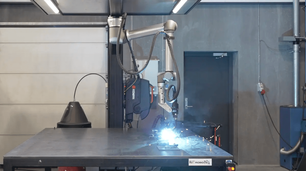 Alusteel Cobot Case Story 2 Complete cobot welding setup with SmoothTool, UR10e, and a Kemppi Power source.