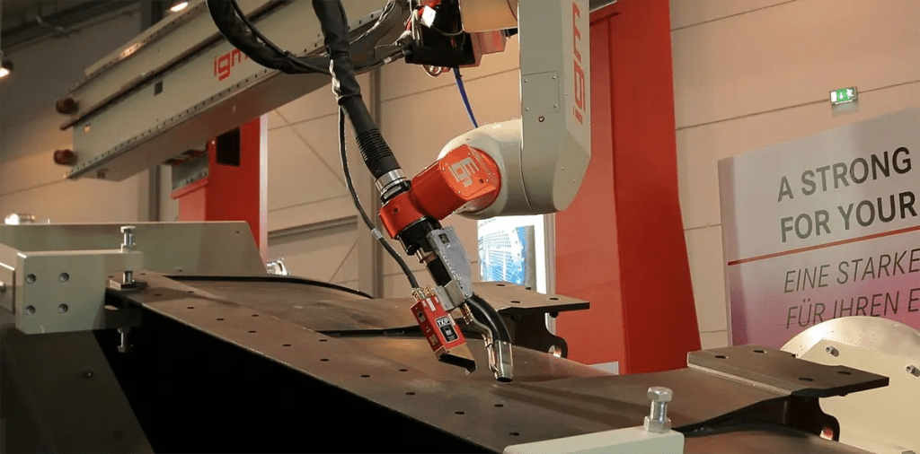 Cobots as a welder’s new tool: Who can benefit from cobot welding? 3 Robotic welder with laser seam tracking