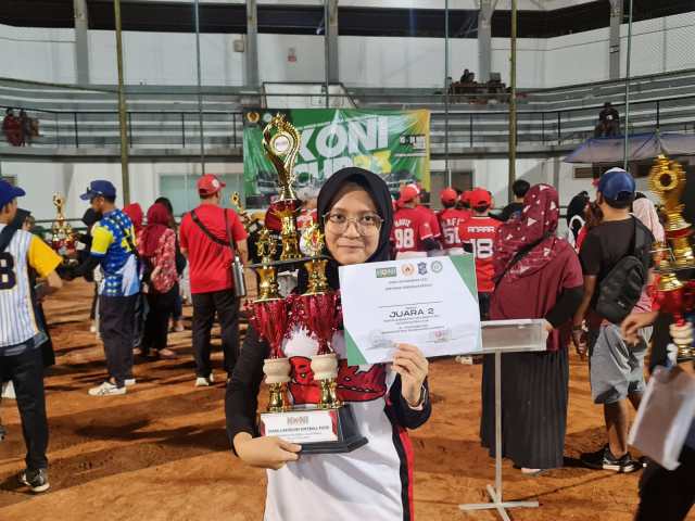 Thalita Nailah meraih juara 1 Women Softball tingkat Kota Surabaya