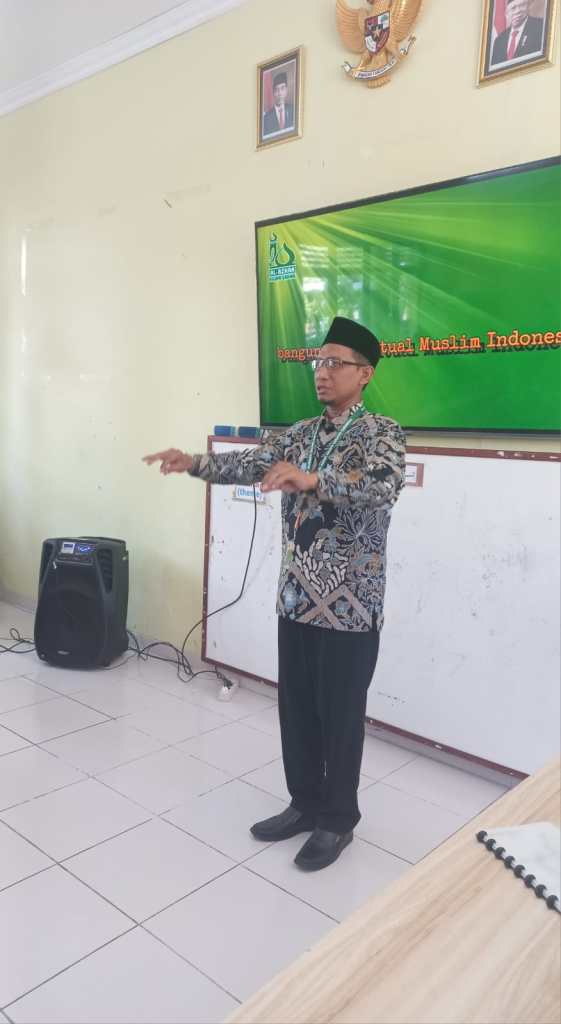 Menyanyikan Mars dan Hymne Al-Azhar Kelapa Gading