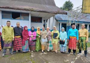 Foto hardiknas 2023_ Beberapa guru berpakaian adat