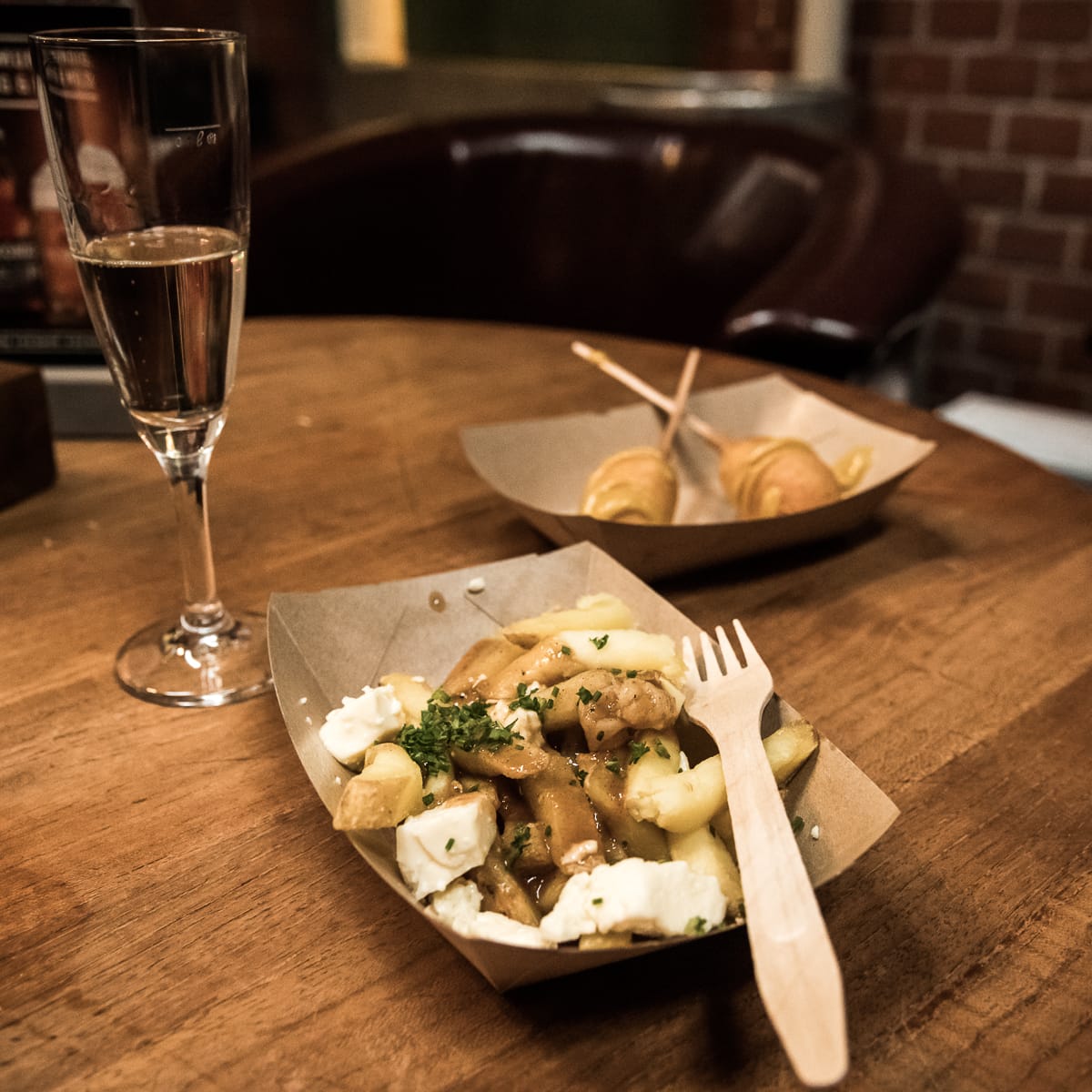 Feierliche Poutine und Corn Dogs
