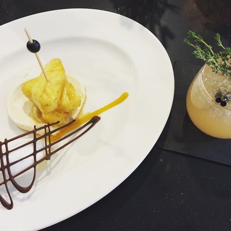 Marinierte Ananas mit Mascarpone an Kokoseis mit Valrhona-Schokoladengitter
