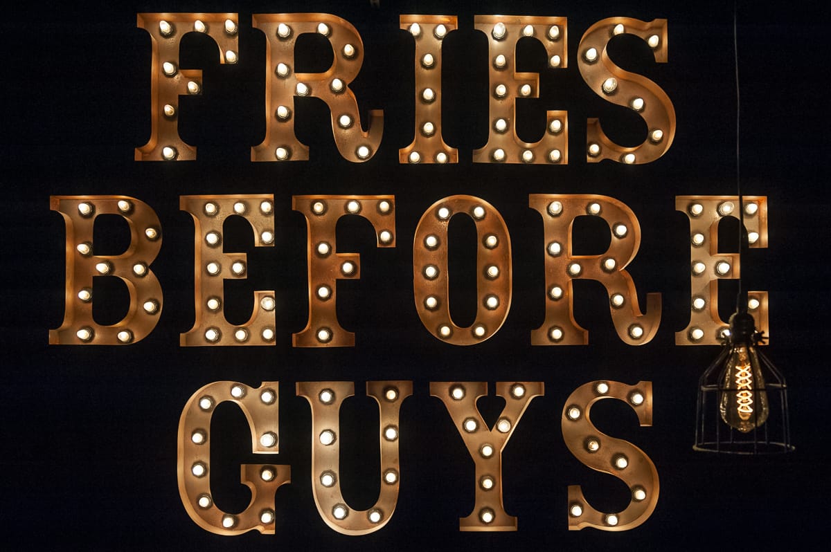 Lichtinstallation "Fries Before Guys" im Frittenwerk Essen