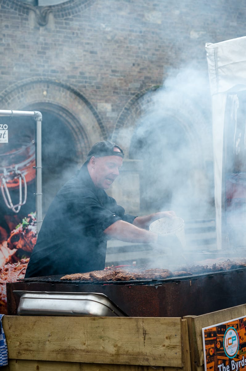 Der Grillmeister bei der Arbeit