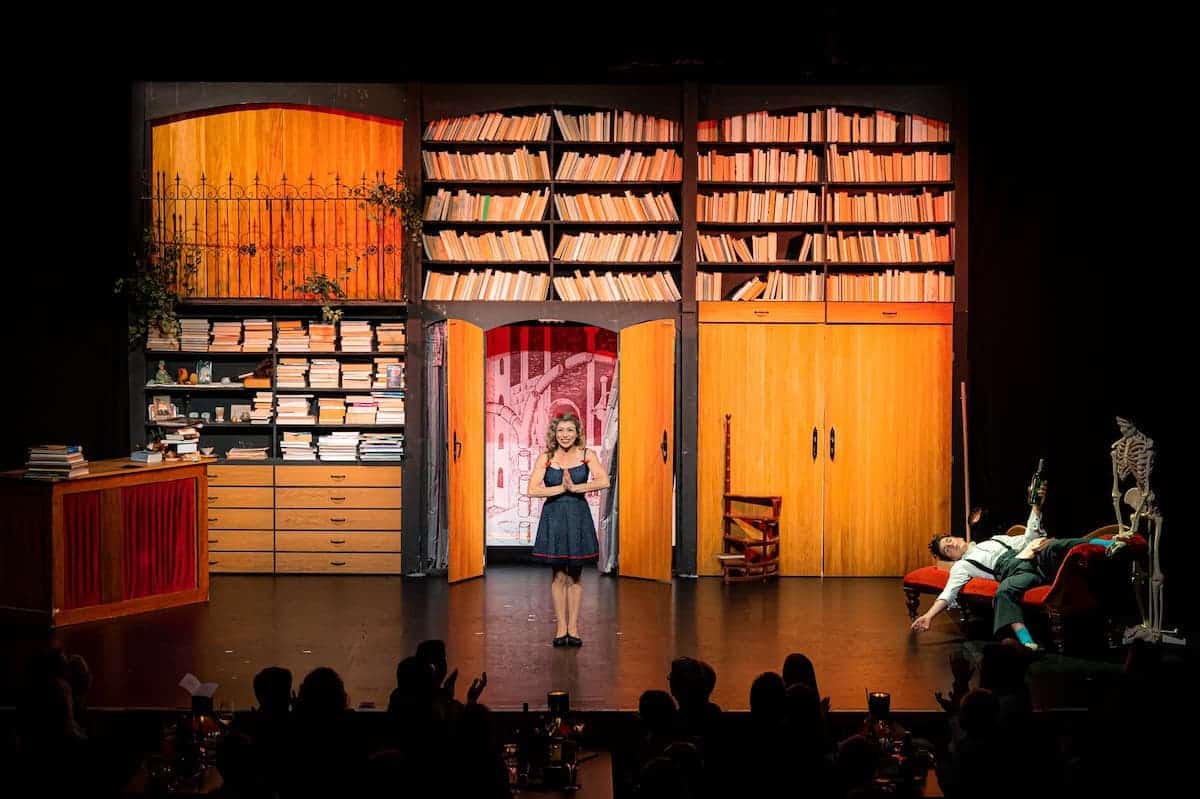 Madame Sonntag (Amélie Demay) begrüßt die Gäste des GOP Essen im Bookshop.