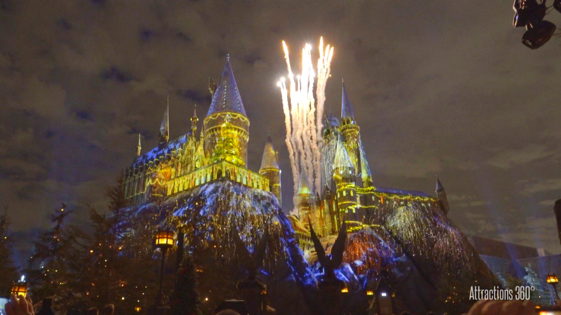 SoCal Attractions 360 Christmas in The Wizarding World