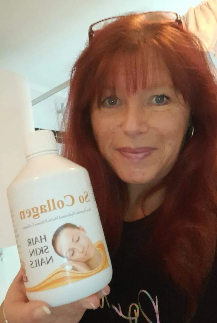 smiling customer reviewing so collagen