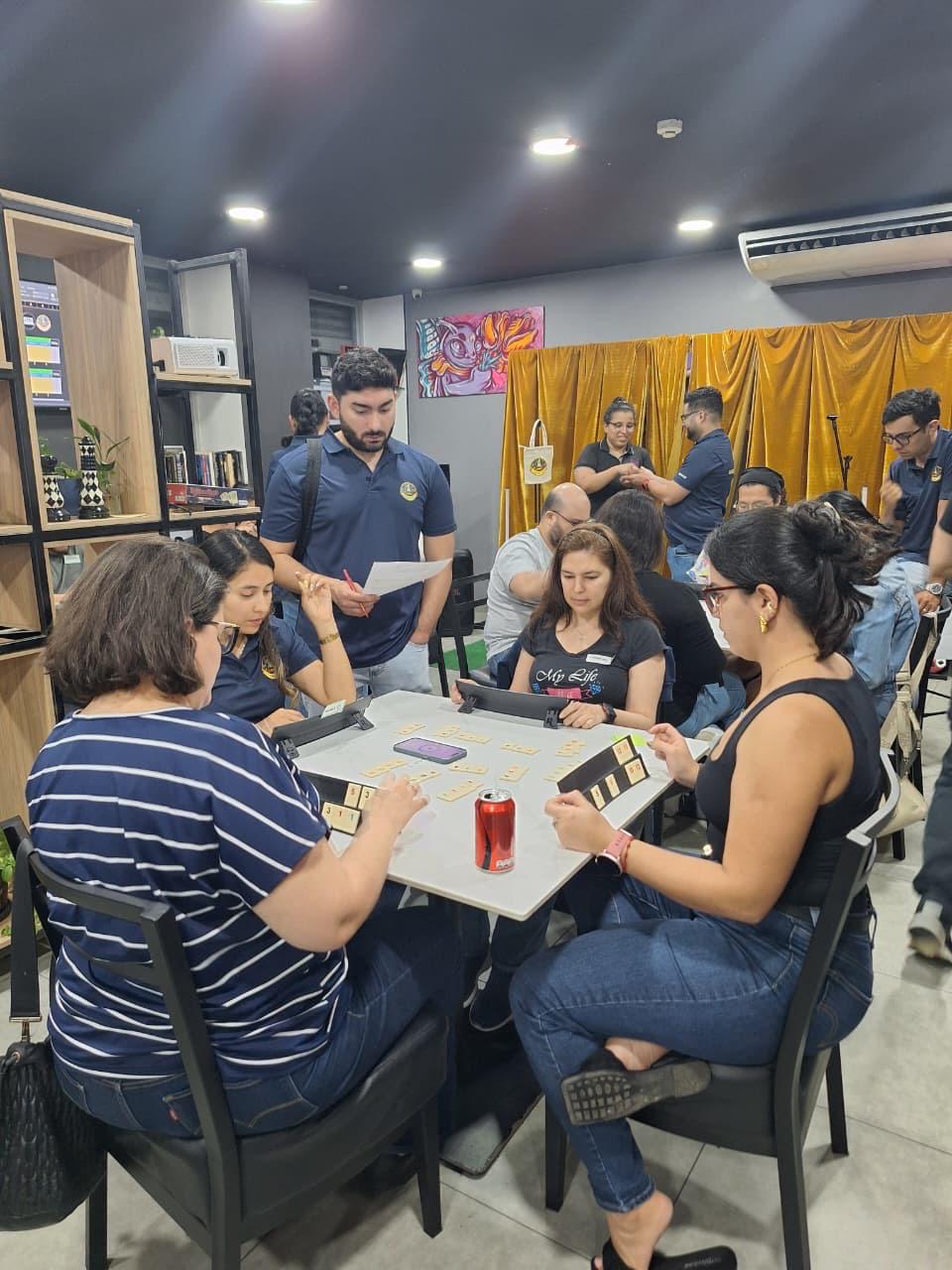Mesas jugando en el Torneo de Rummikub
