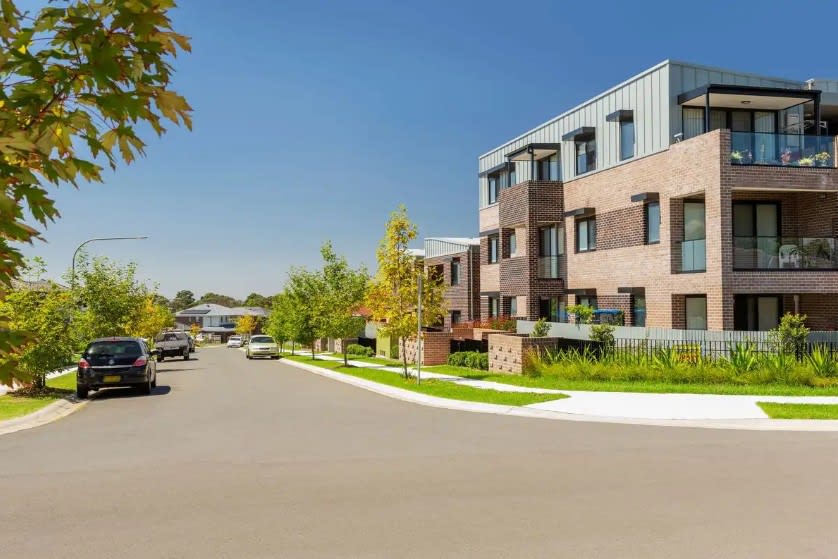 Hillcroft 社区中密度住宅与街道实景