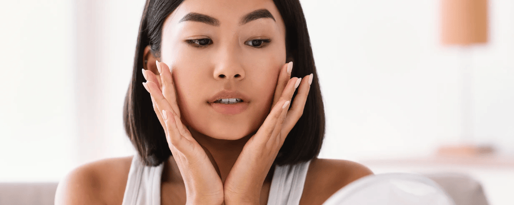 Automassagem facial para acalmar a mente altamente sensível
