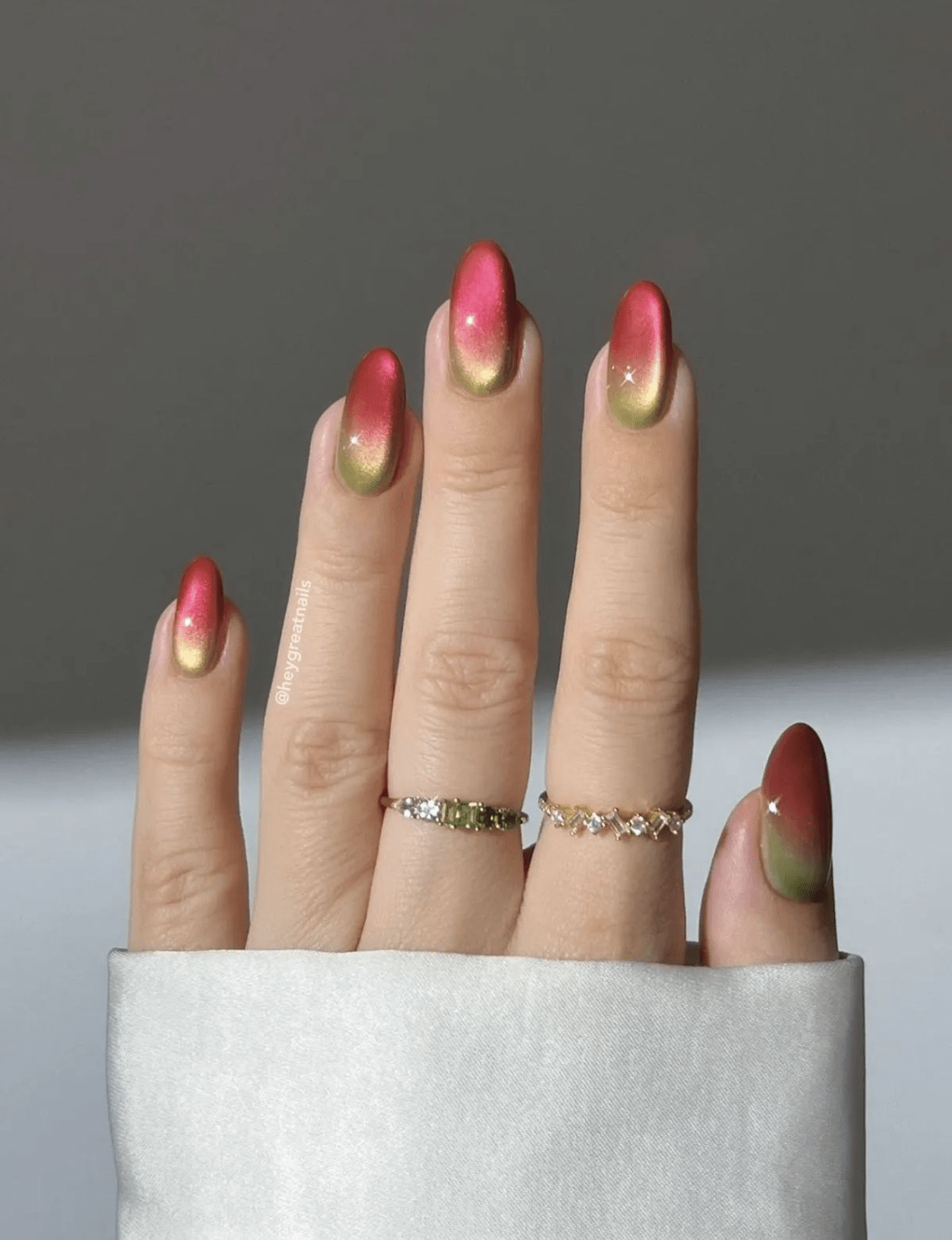 Red-to-gold ombre cat eye nails with a smooth magnetic highlight.