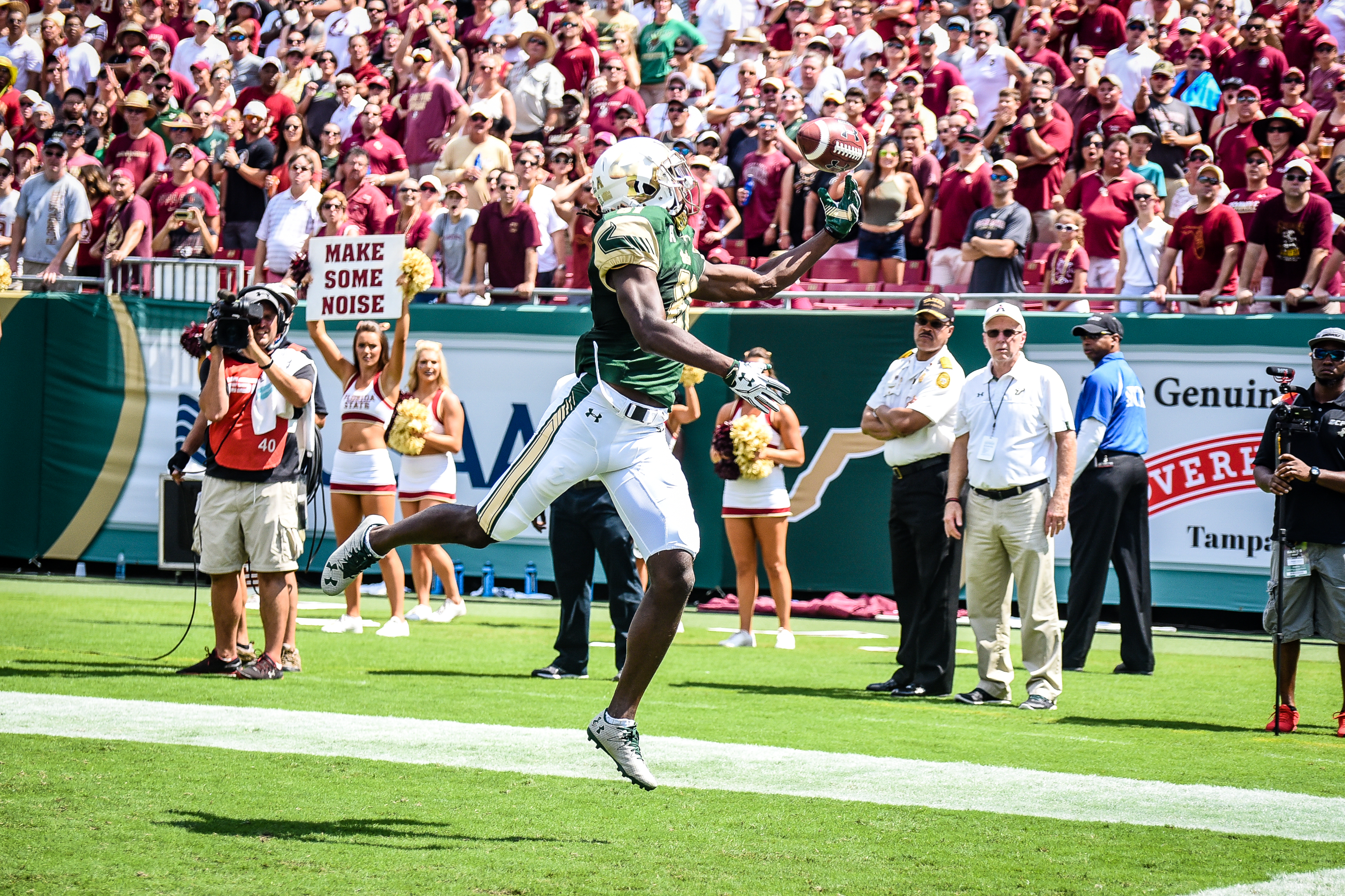 FSU vs USF 2016 59 - Ryeshene Bronson attempt at a one-handed catch by Dennis Akers (3788x2525)