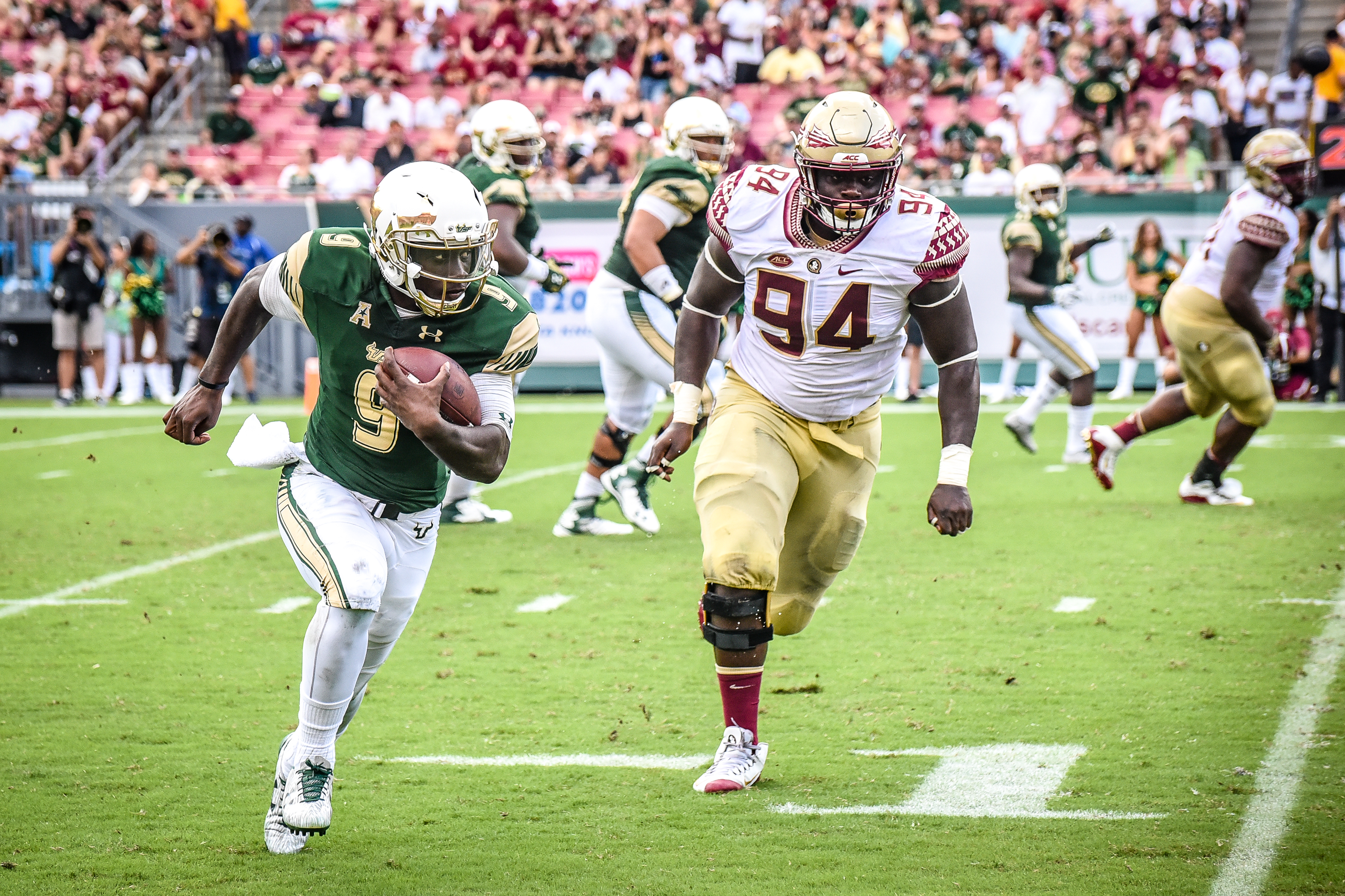 FSU vs USF 2016 94 - Quinton Flowers pursued by Walvenski Aime by Dennis Akers (3736x2491)
