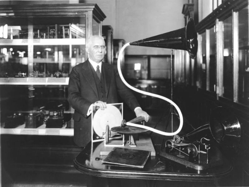 A few words about a historical approach to historic recordings