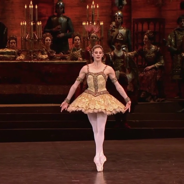 The identity of a choreographic work put to the test by French technique and the Vaganova method