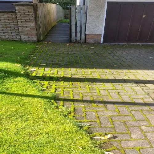 Read more about the article DRIVEWAY CLEANING BATHGATE